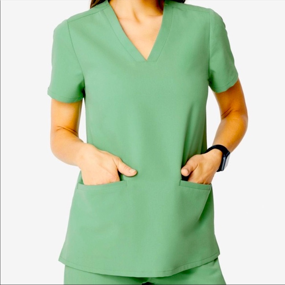 FIGS JADE CASMA THREE-POCKET SCRUB TOP XS